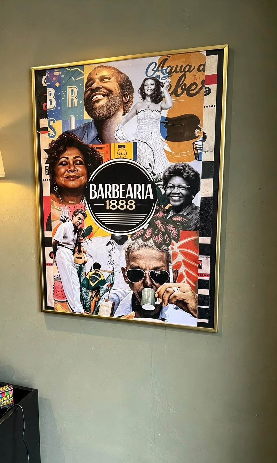 Decoração com artistas brasileiros e logo da Barbearia 1888