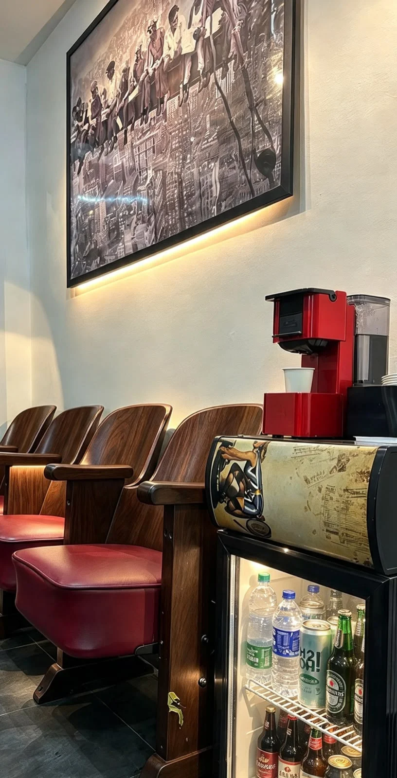 Café e poltronas de madeira no ambiente de espera da barbearia