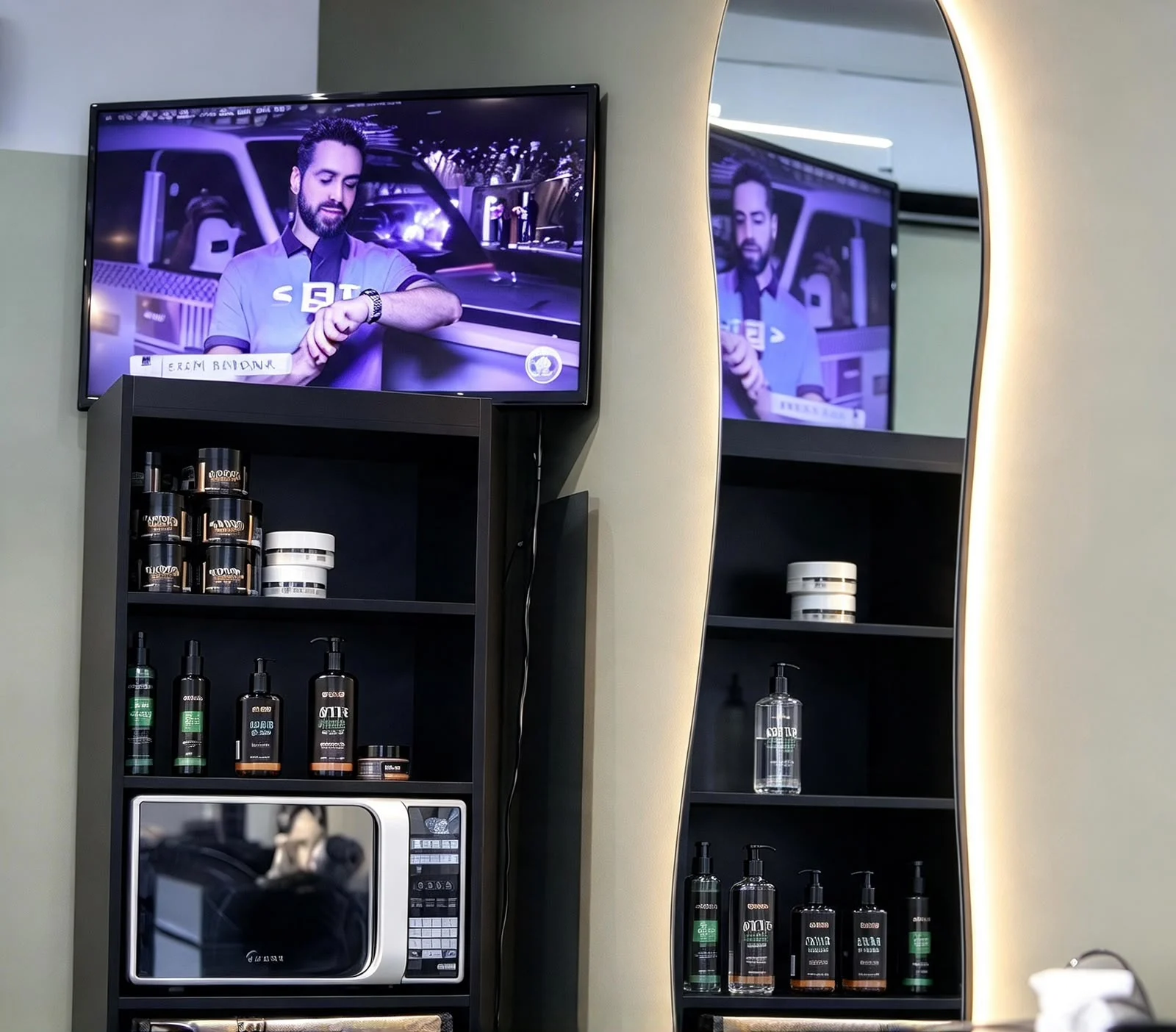 Espelho iluminado e produtos de cuidados masculinos