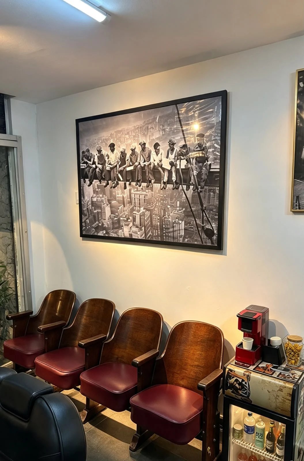 Poltronas de madeira com assentos vermelhos na sala de espera